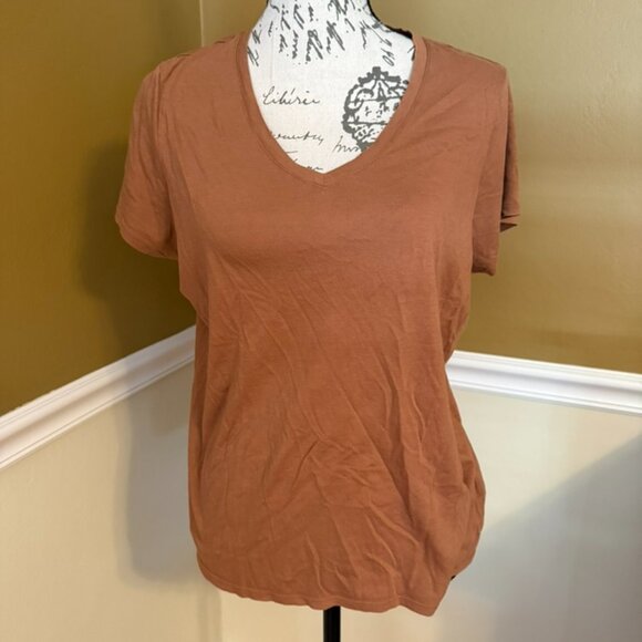 Mott & Bow Fitted V-Neck Marcy Tee in Cardamon (rust) Size XL - Picture 4 of 9